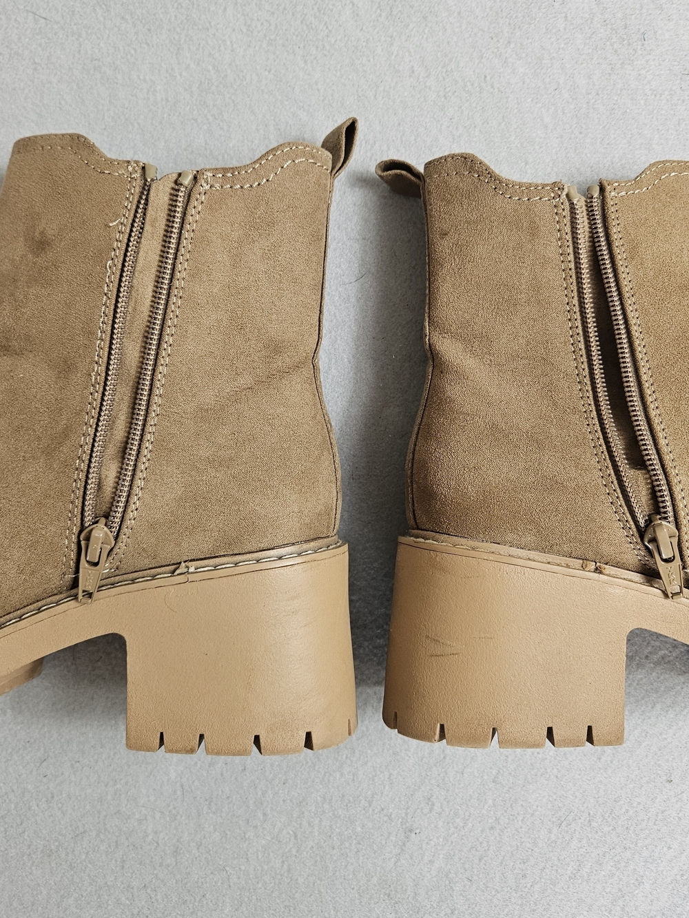 Universal Thread Taupe Chunky Lug Sole Chelsea Boots Size 6.5 - Picture 9 of 16